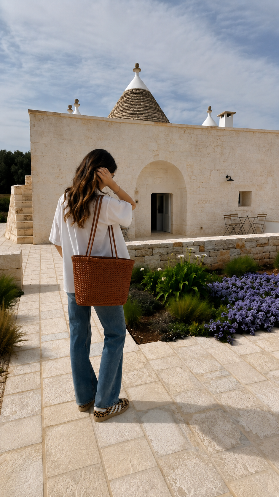 Outfit donna con blusa oversize in cotone, pantaloni Zelda a vita alta, borsa intrecciata in pelle e sneaker rétro