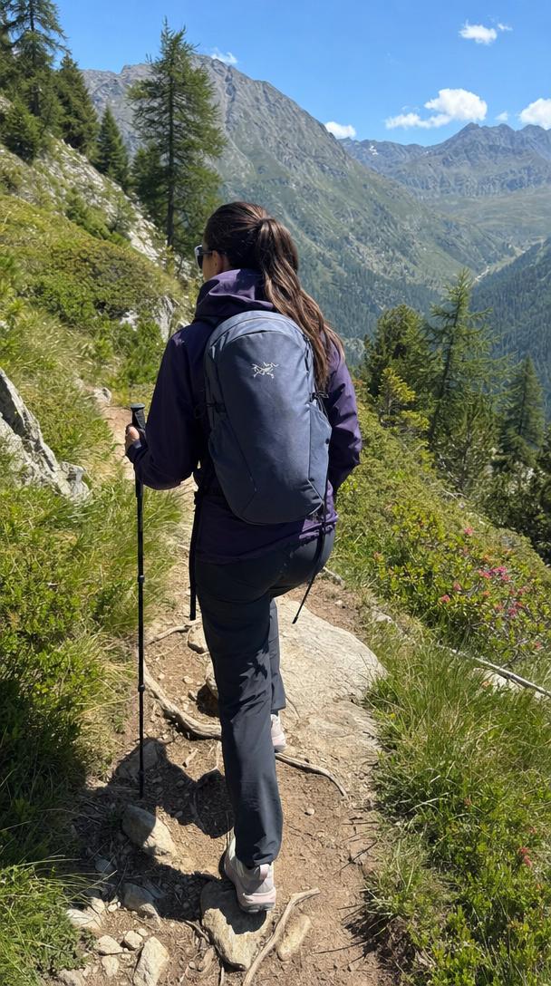 Look trekking leggero: shell Arc’teryx, pantaloni Montura, zaino Mantis 16 e scarpe New Balance Hierro v9