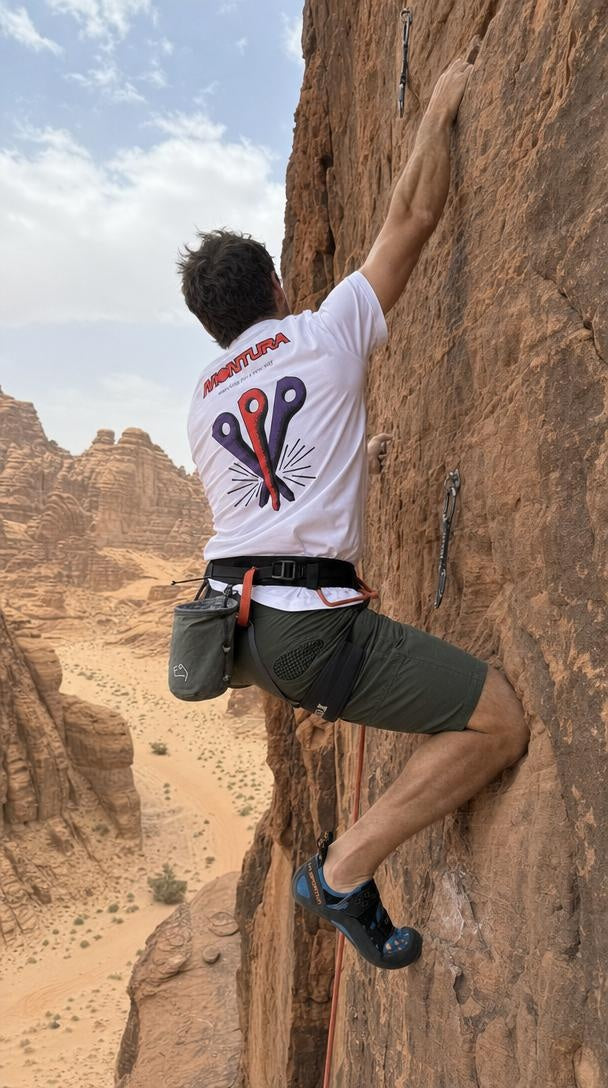 Outfit arrampicata uomo: t-shirt Montura, pantaloni E9, scarpette La Sportiva Tarantula e imbrago Black Diamond Solution