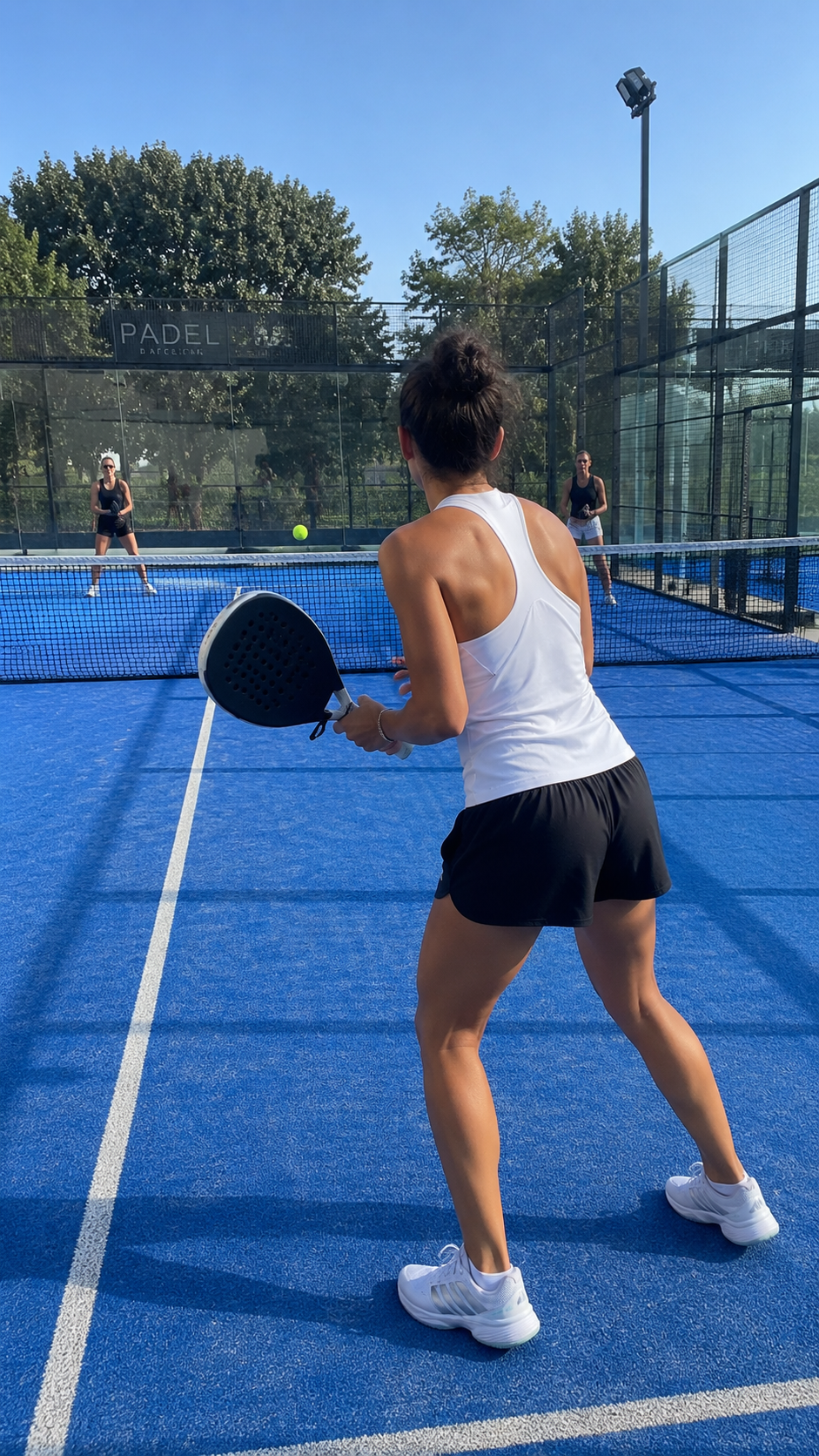 Outfit Adidas femme pour tennis et padel: short noir, canot blanc et chaussures blanches GameCourt 3