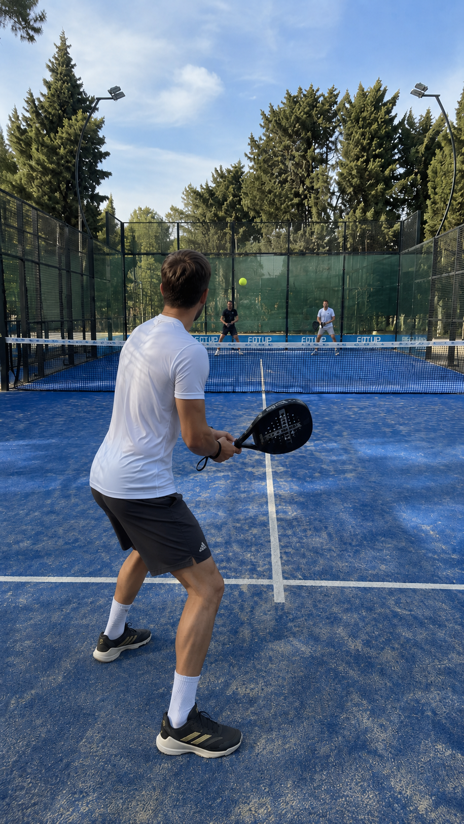 Outfit uomo estivo per tennis e padel: pantaloncini neri CLIMACOOL, T-shirt Freelift Pro bianca e scarpe Crazyquick LS off white