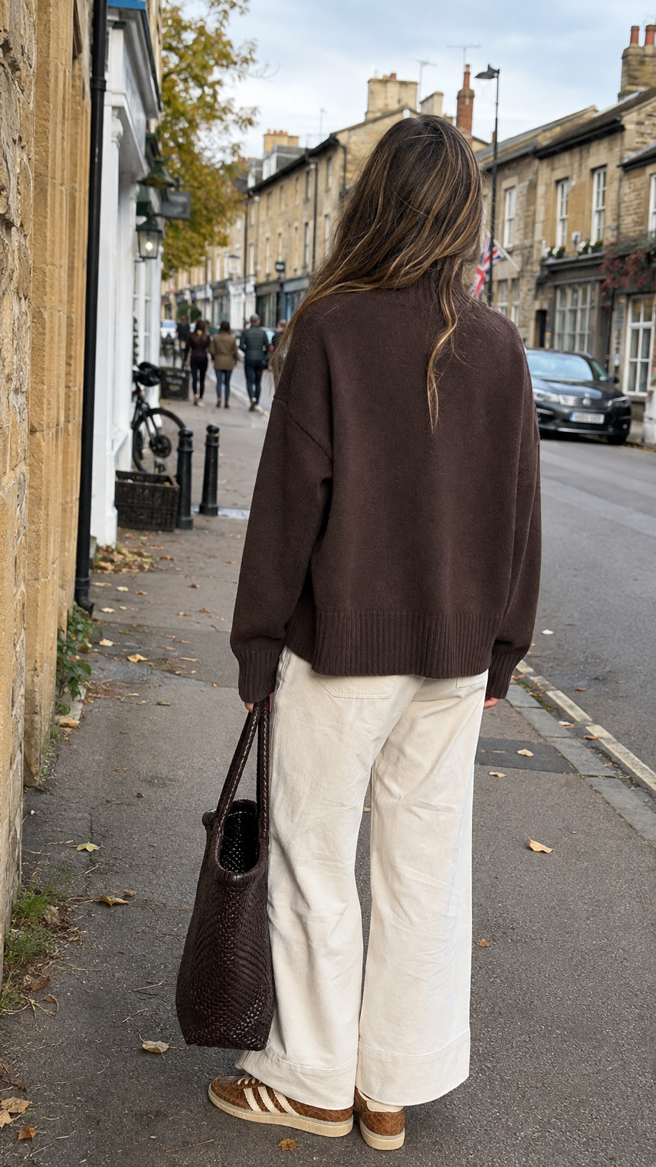 Outfit donna con Adidas Handball Spezial, maglia Hod Paris, pantaloni Eva Velvet e borsa Dragon