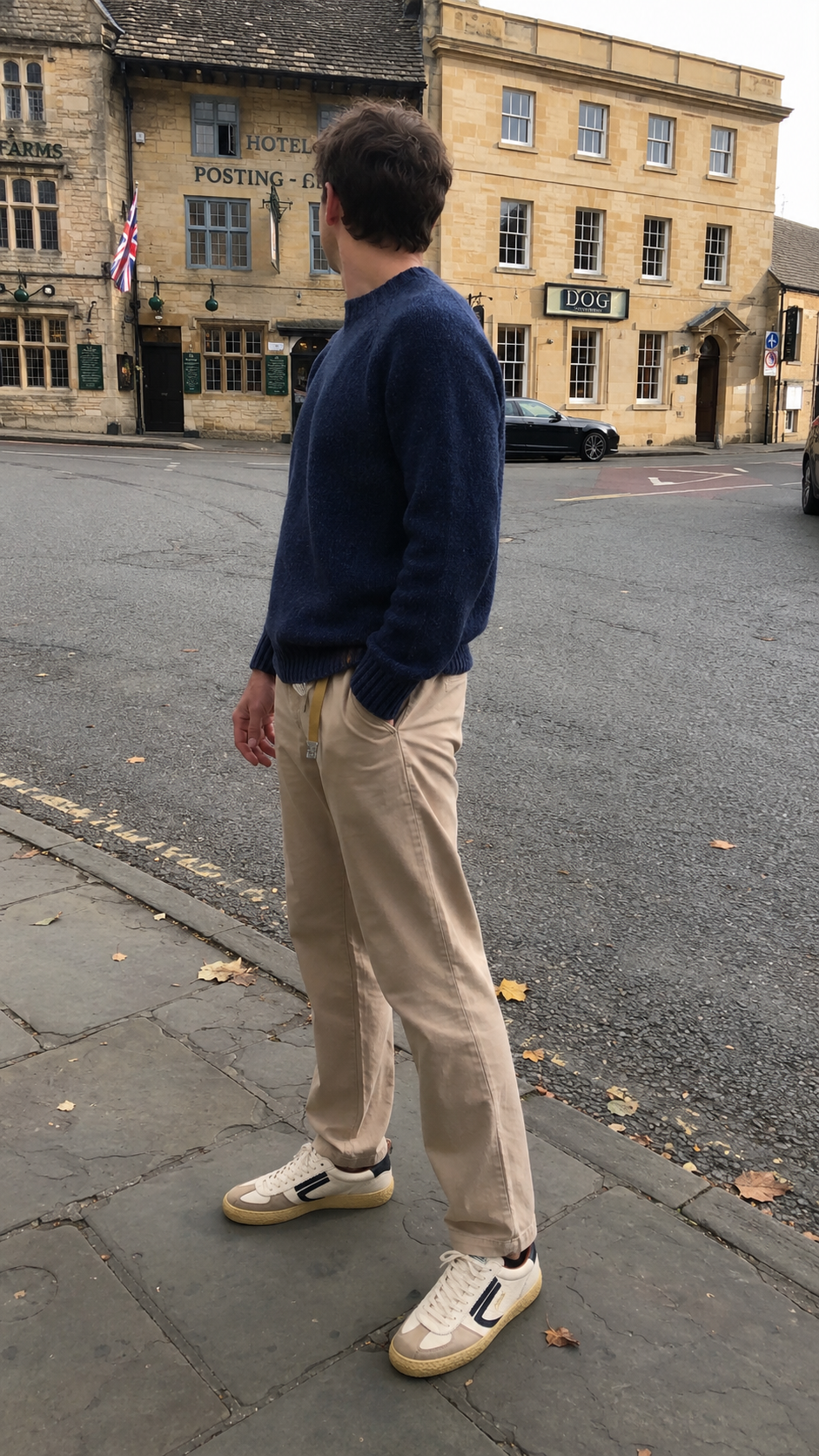 Hommes Outfit Classic: maille bleu mélange Howlin, White Sand couleur sable et chaussures Puraai crème