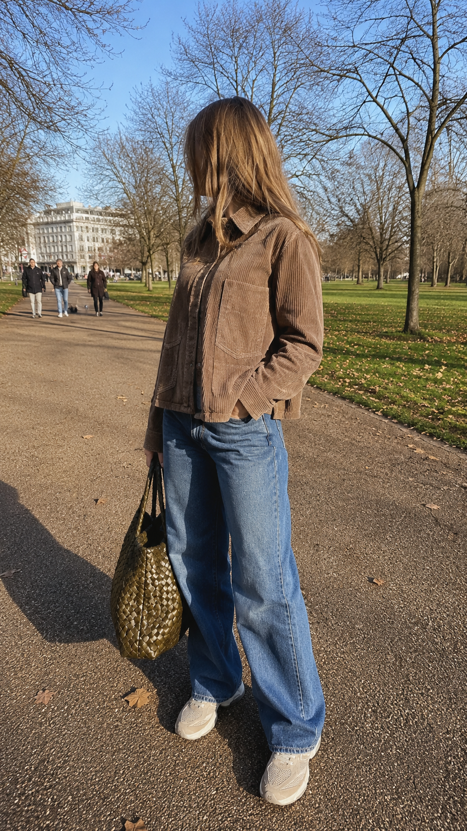 Outfit classique femme d'automne: Peppino Peppino chemise en velours brun, True pantalon en jean bleu ouvert, New Balance 9060 sneaker de champignons et Dragon sac Khaki