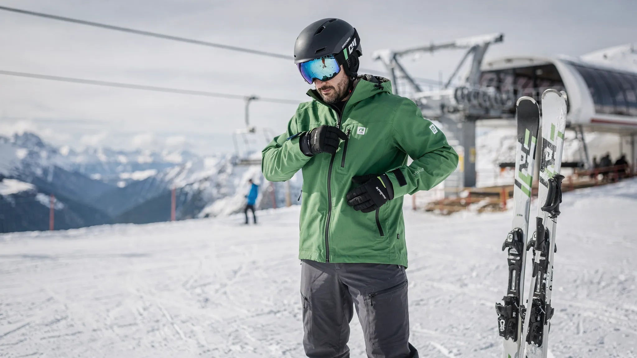 Tuta da neve uomo: come scegliere per giornate lunghe