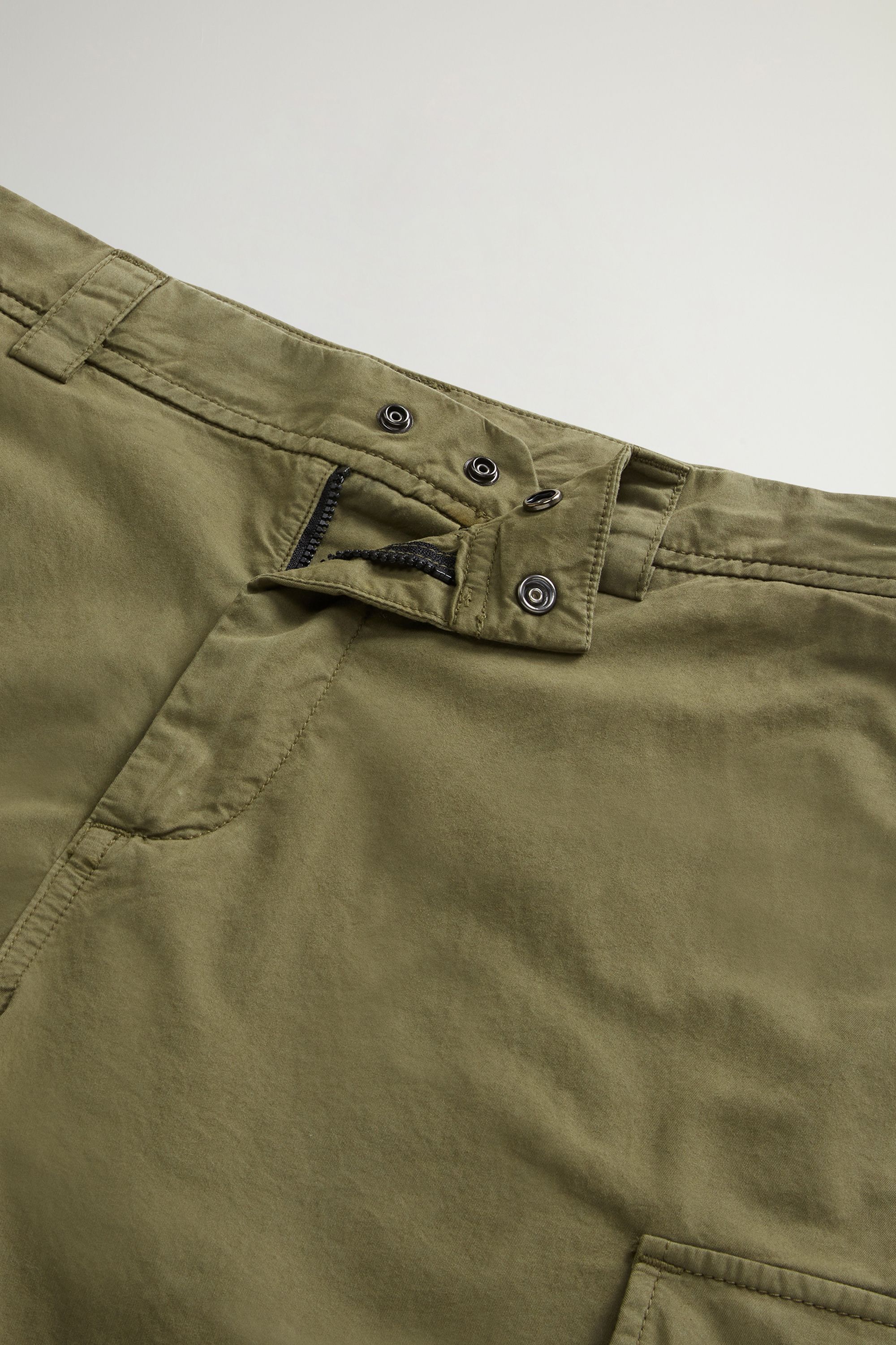 Woolrich | Pantaloncini Gabardine Cargo Uomo Like Olive - Fabbrica Ski Sises