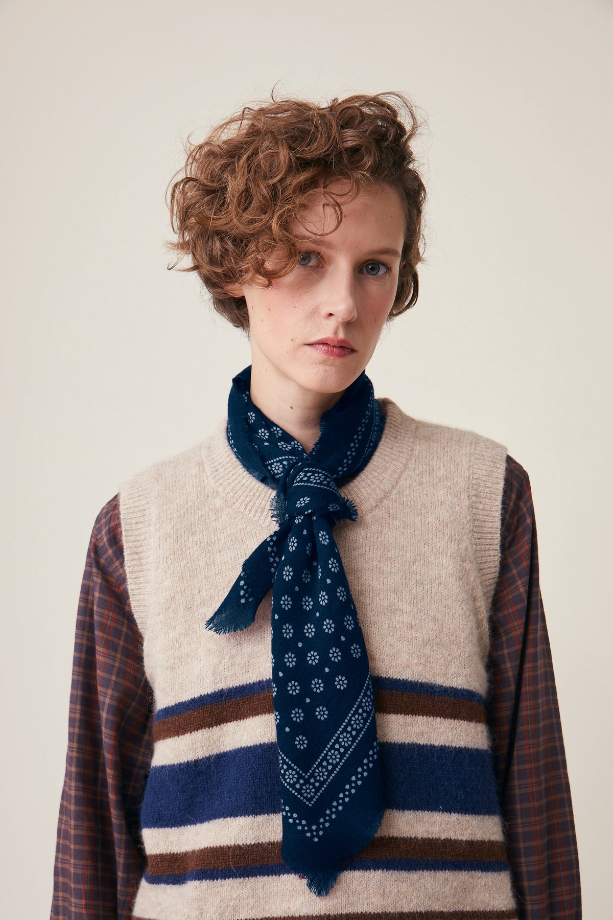 Frau Olaf N. 676 Schal Magic Blue