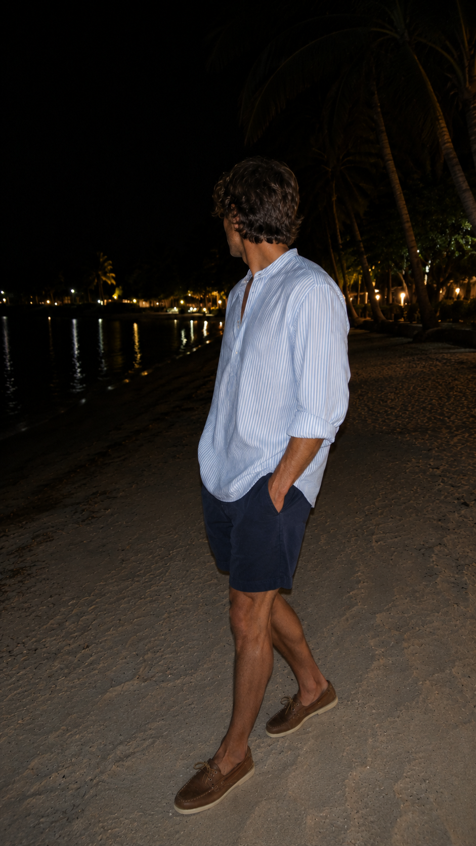 Look uomo estivo in azzurro e blu: camicia polo, shorts in popeline e Sebago Docksides