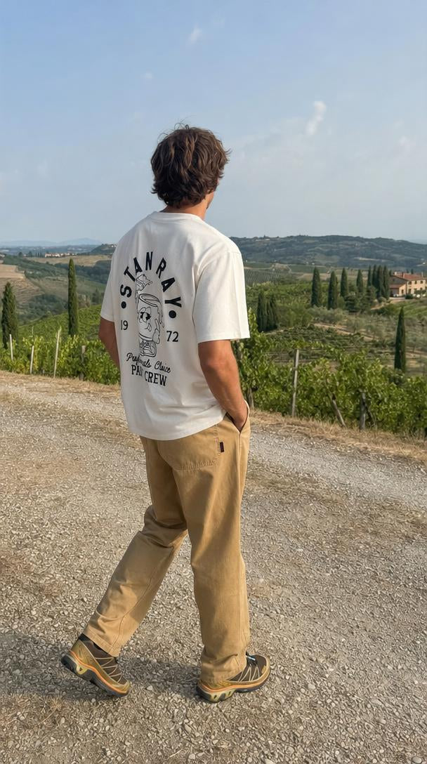 Outfit uomo primaverile urban: T-shirt Stan Ray bianca, Pantaloni Gramicci loose tapered color chino e Scarpe Salomon XT‑6 GTX Delicioso/Tea