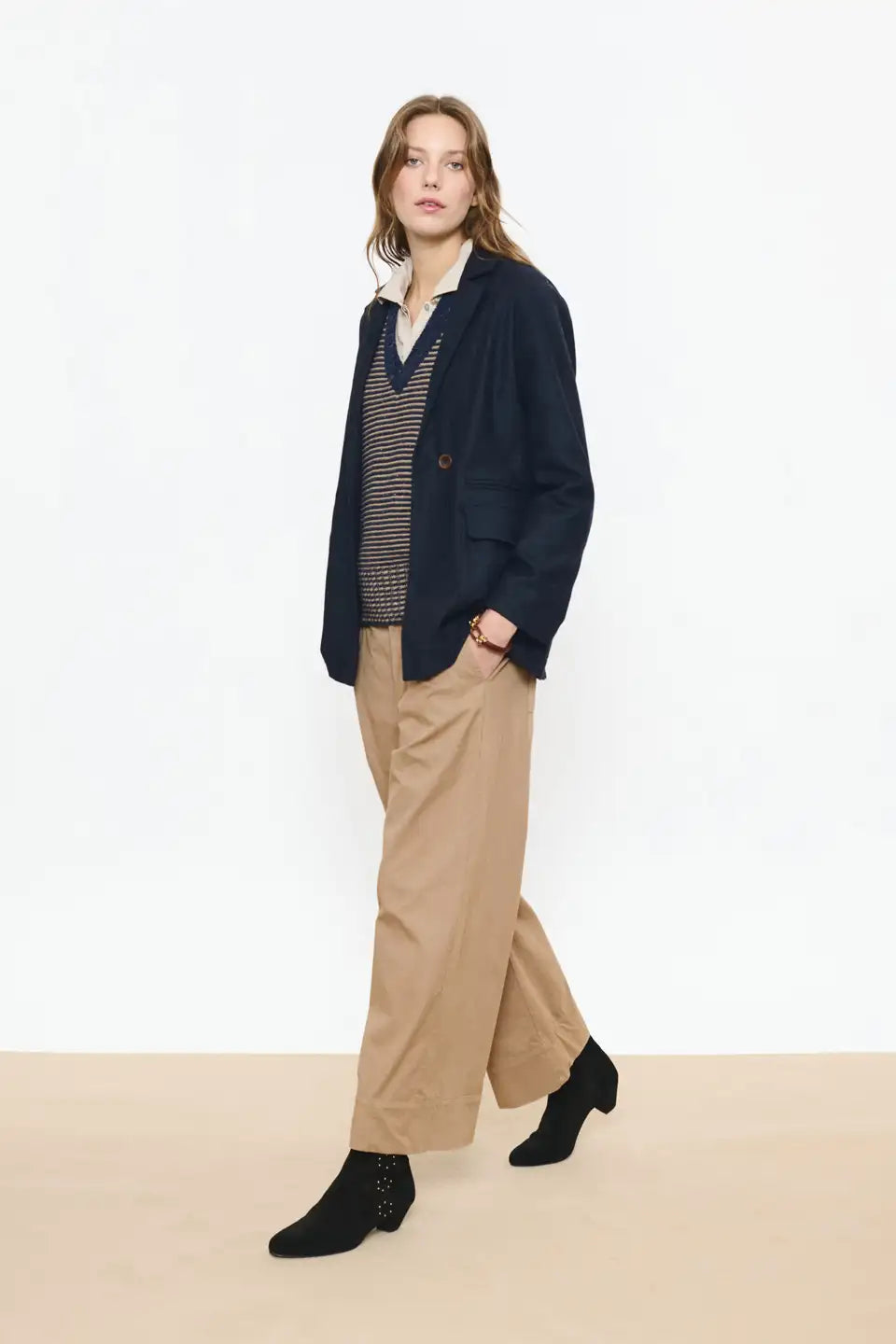 Frau Outside Hose Taupe