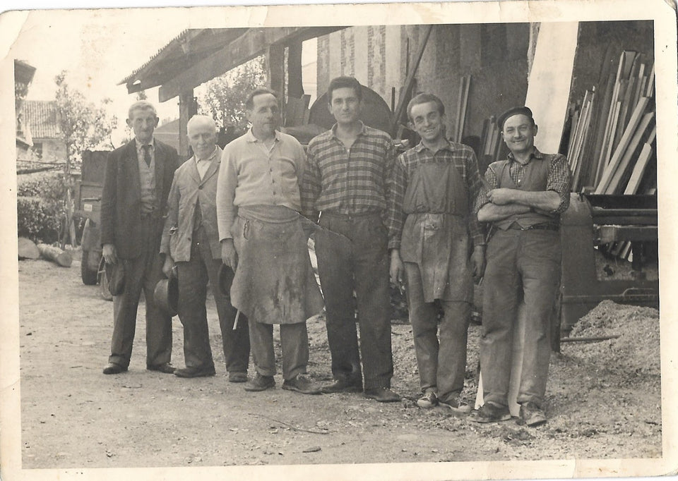 Fotografia d’archivio: gli artigiani davanti alla falegnameria